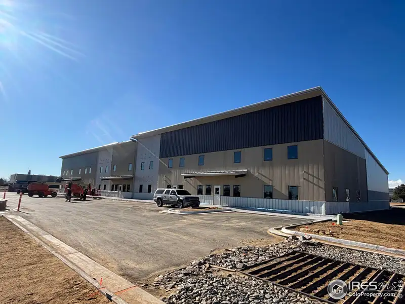 Industrial Office Unit for Lease - 850 Sf with Reception Area and Private Offices