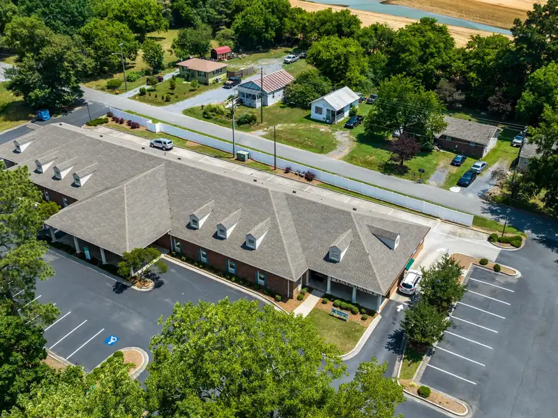 Flexible 3700 Sq Ft Commercial Space for Office or Medical Use in Adairsville