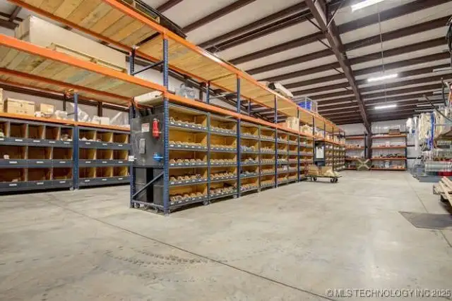 Modern Office/warehouse for Lease in Commercial General Zone - 22,080 Sf Total Space