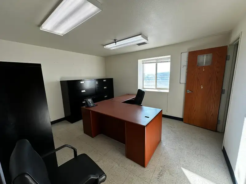 Industrial Complex with Three Buildings on 3.5 Acres Near I-70b