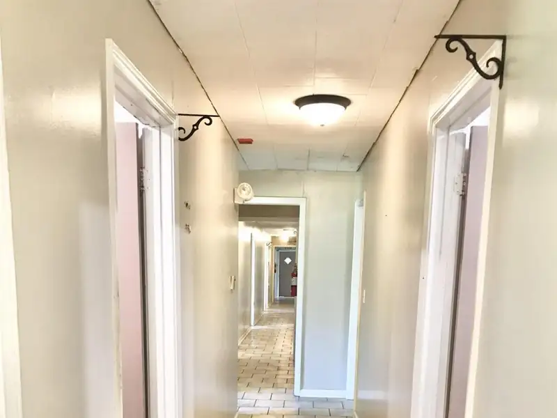 15-bedroom Building with 6.5 Baths Near Huntingdon and Jackson, Potential for Re-zoning