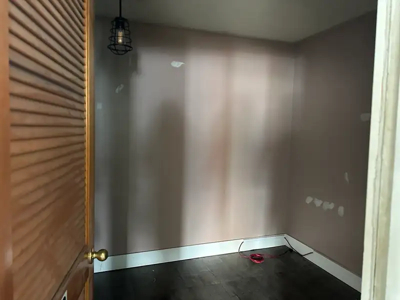 Versatile 907 Sq Ft Commercial Space in High-traffic Area, Former Tanning Salon