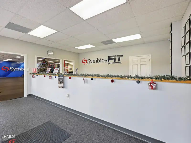 5,000 Sq Ft Retail Sublease in Port Royal Plaza, High Visibility Location