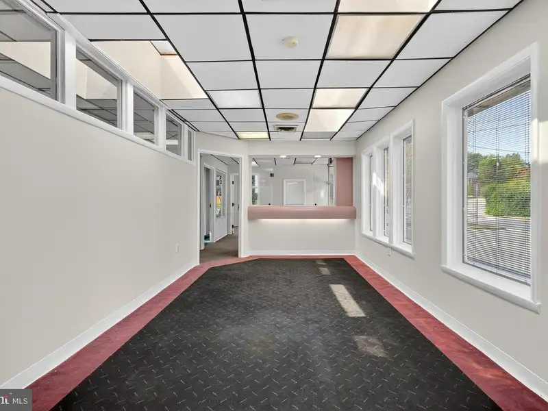 Versatile Commercial Property in Northwood Park, Ideal for Offices, Retail, or Light Industrial