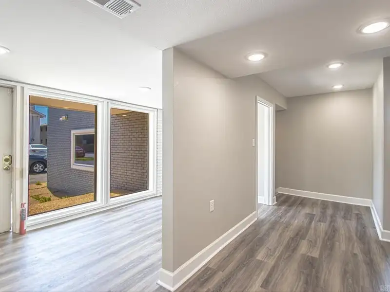 Remodeled Commercial Building Near I-630, Downtown Little Rock – Ideal for Office or Apartment