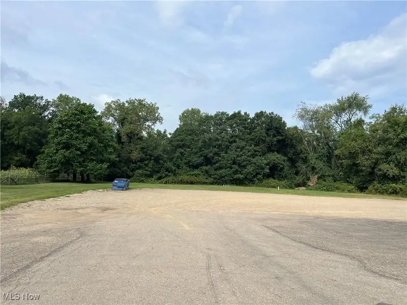 Established Restaurant/bar with 1.55 Acres, Fully Equipped Kitchen, and Liquor License