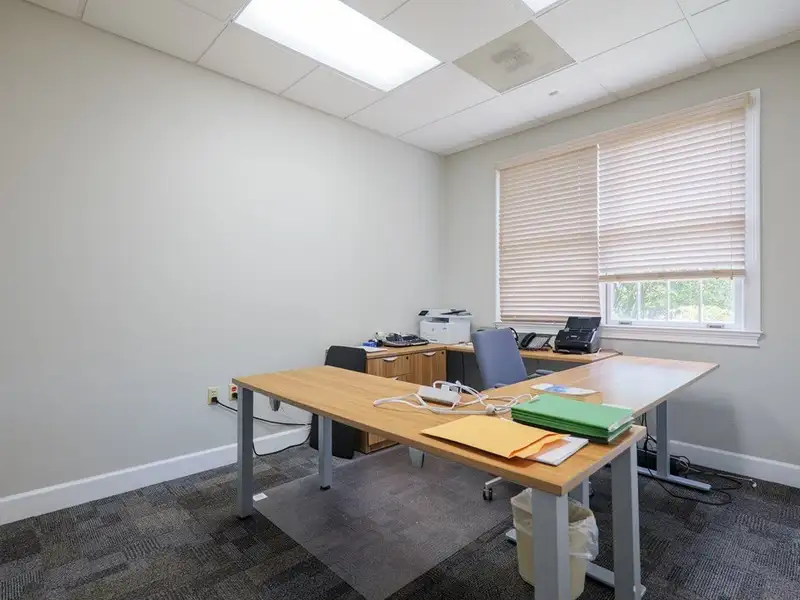 Executive Office Building in Loch Winn Business Park, Valdosta - Renovated with Ample Space