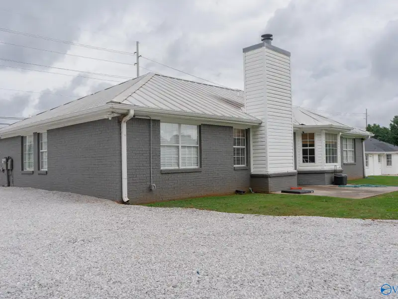Gross Lease Commercial Property with Maintenance Included, Ideal for Business Operations