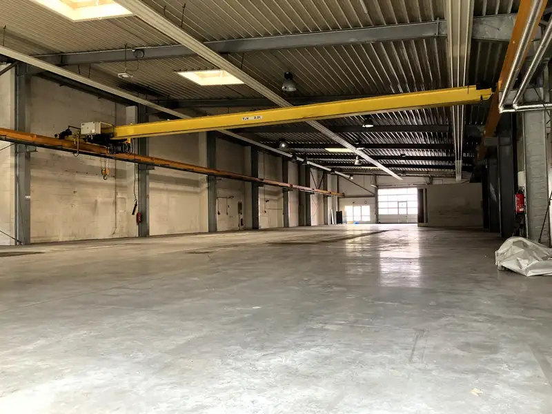 Commercial Complex with Production Hall and Renovation Potential in Prime Location