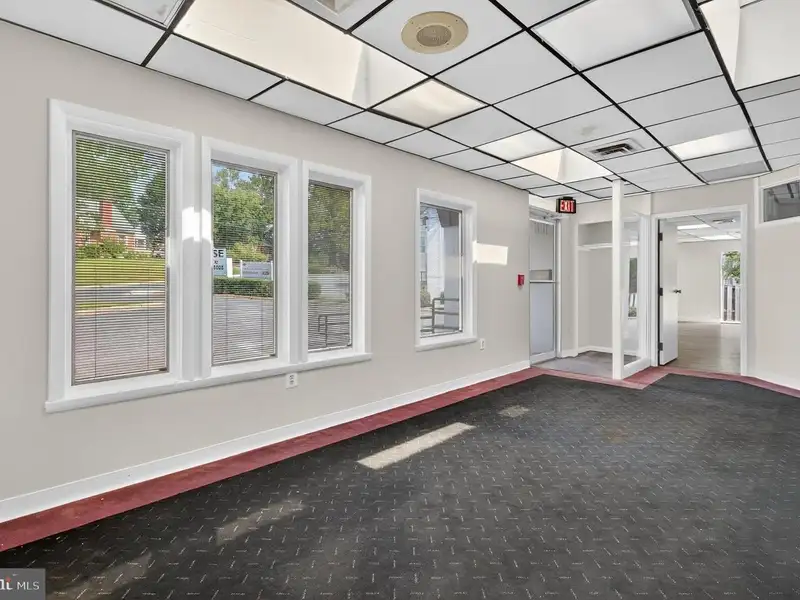 Versatile Commercial Property in Northwood Park, Ideal for Offices, Retail, or Light Industrial