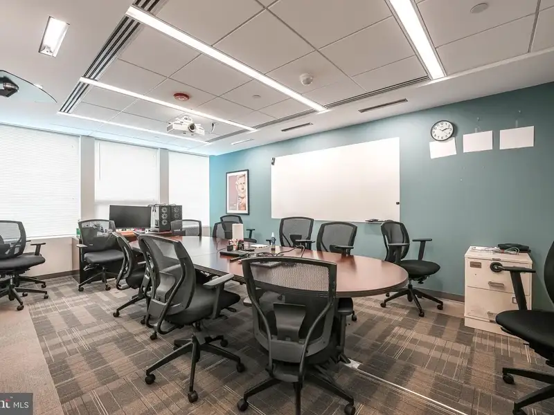 Secure Commercial Office Space in West Metro Plaza - 3101 Sq Ft, Icd 705 Compliant