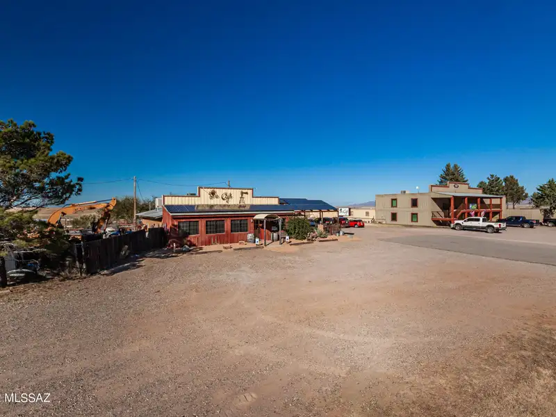 Commercial Building in Sonoita with Equipped Kitchen and Solar Panels