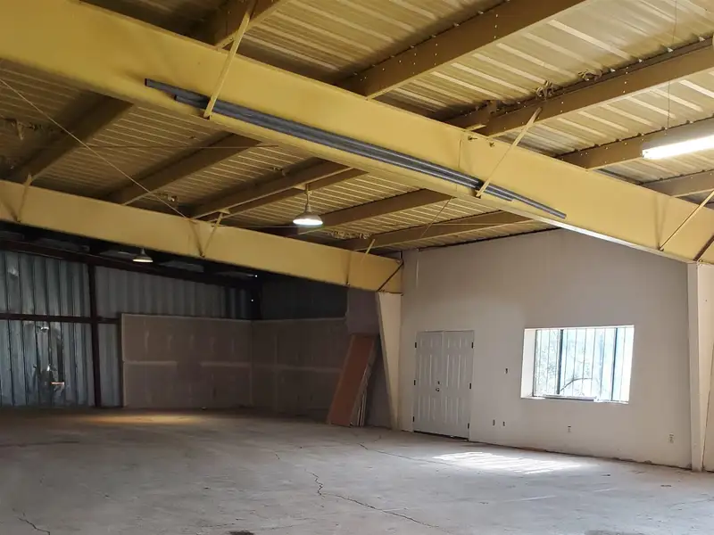 Lease-to-own 6,500 Sf Warehouse on 0.54 Acres in High-traffic Western Co Location