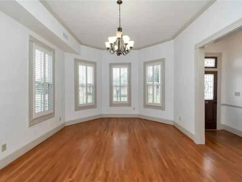 Mixed-use Property in Downtown Mobile with High Ceilings and Fenced Yard