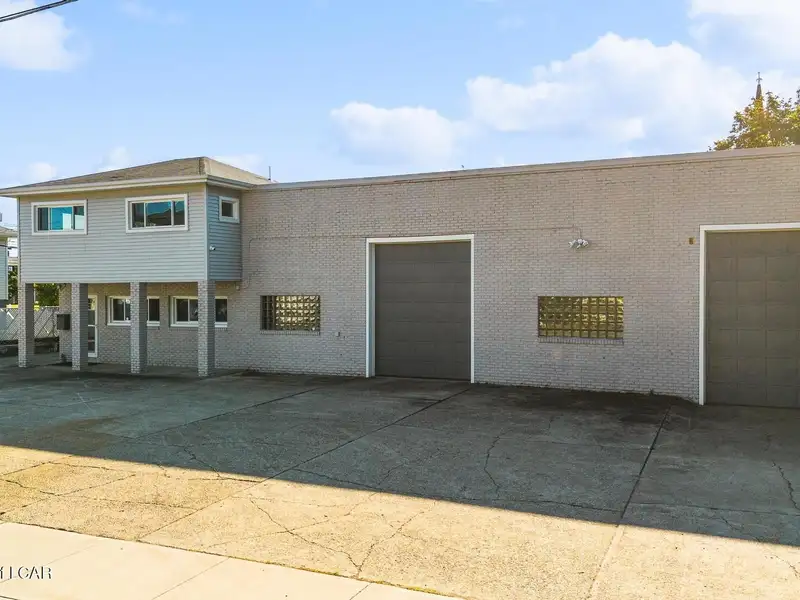 8,000+ Sq Ft Versatile Building in Central Wyoming Near Wyoming Ave