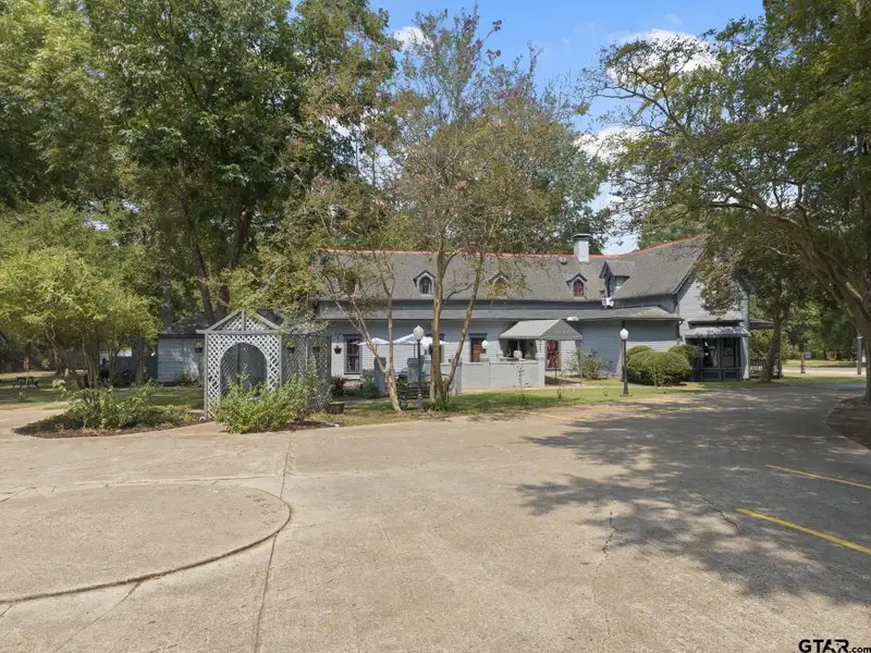 Historic Downtown Pittsburg Bed and Breakfast with 6 Ensuites and Unique Train Car Suite
