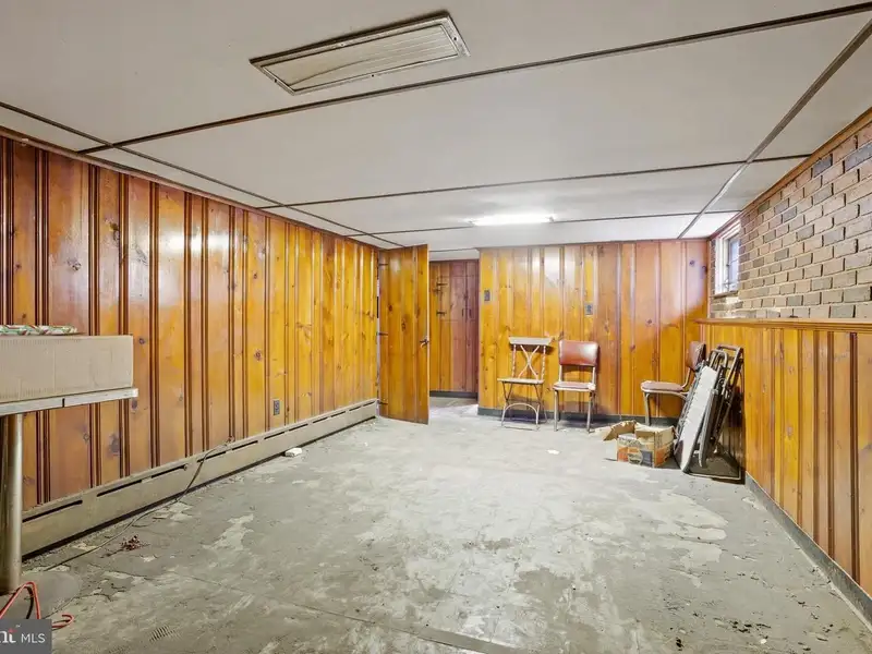 Mixed-use Property with Bar, Residential Space, and Garage in Folcroft Borough