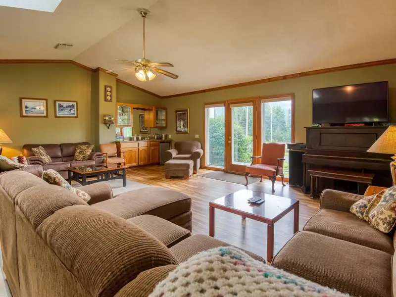 Fully Renovated Inn with 13 Guest Rooms on 5.52 Acres in White Mountains, Nh