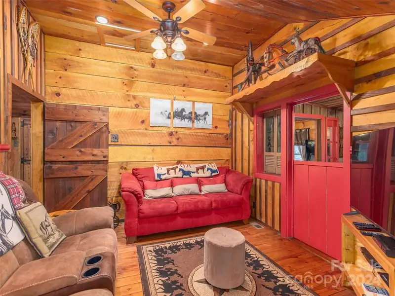 Charming Cottage and Barn on Expansive Mountain Retreat with Outdoor Amenities