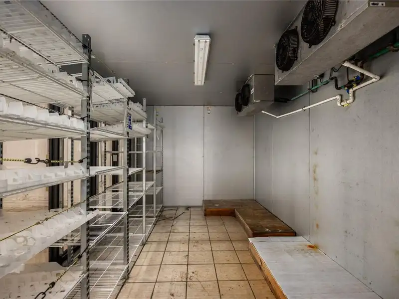 Versatile Commercial Building for Retail or Service Use in High-traffic Location
