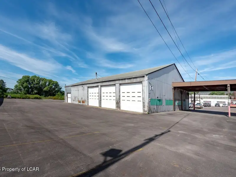 6000 Sq Ft Mechanical Garage with Overhead Doors in Prime Business Location