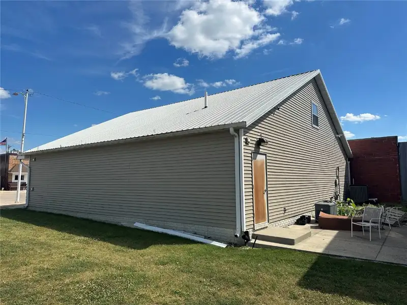 Standalone Commercial Building in Van Horne, Ia – Fully Leased Pharmacy Investment