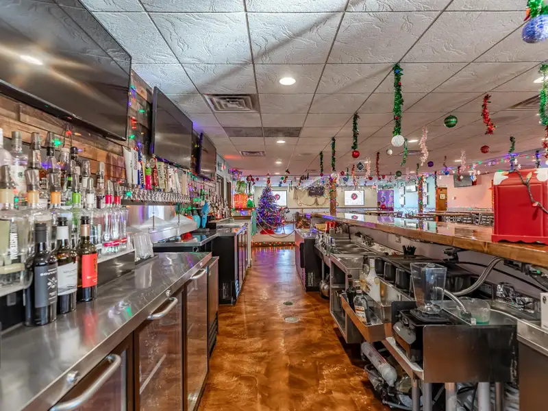 Renovated Commercial Building with Land for Sale in Central Location, Ideal for Restaurant