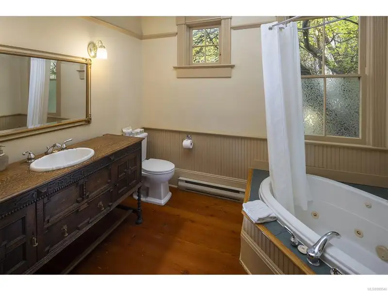 Turnkey Victorian Guest House in Songhees - 5 Suites, Steps from Seawall