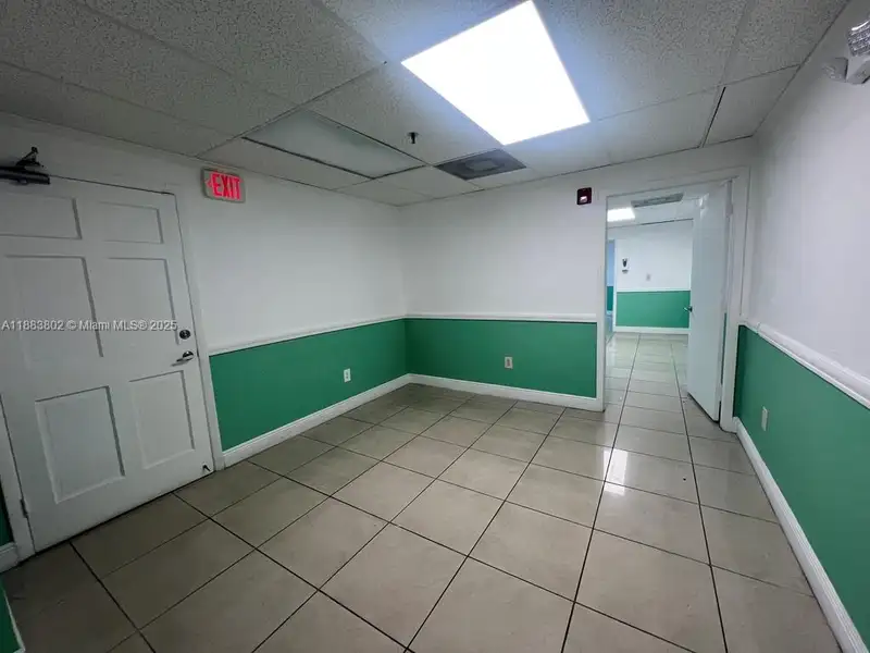 Spacious Corner Medical Office Unit in Central Hialeah – 2,552 Sq Ft