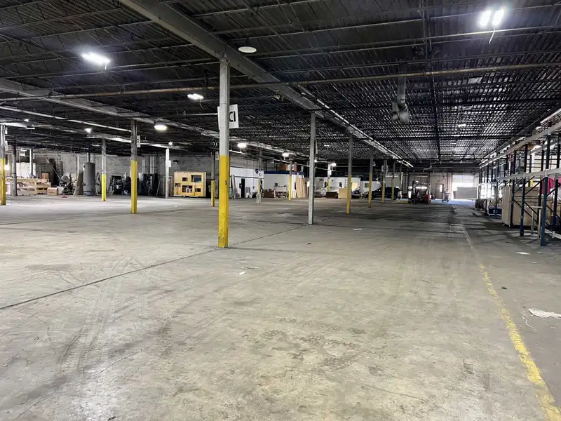 57,500 Sf Warehouse/showroom with Office Space Near Memphis International Airport