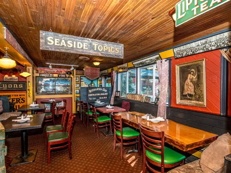 Irish Pub and Restaurant with Mountain Views on 1.64 Acres in North Conway