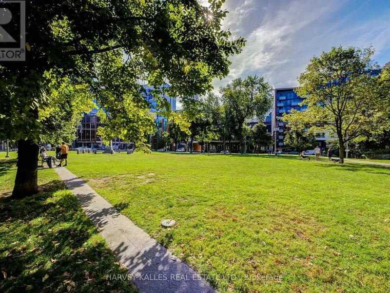 Executive Urban Townhome in King West with Private Entrance and Premium Amenities