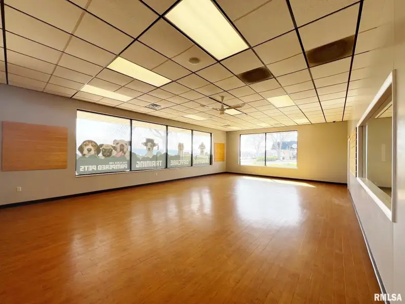 Standalone Commercial Building in Peoria's Metro Centre - High Traffic and Visibility