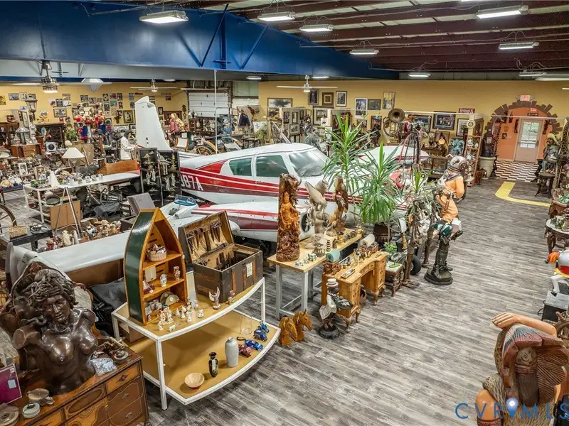 Renovated Commercial Building with 3 Businesses in Prime Montross Location