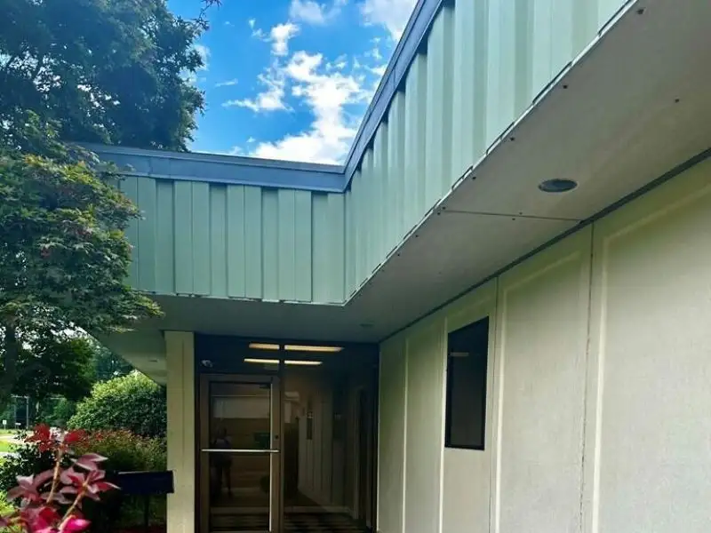 Office Building for Sale or Lease Near Port - 4100 Sq Ft with Conference Room and Parking