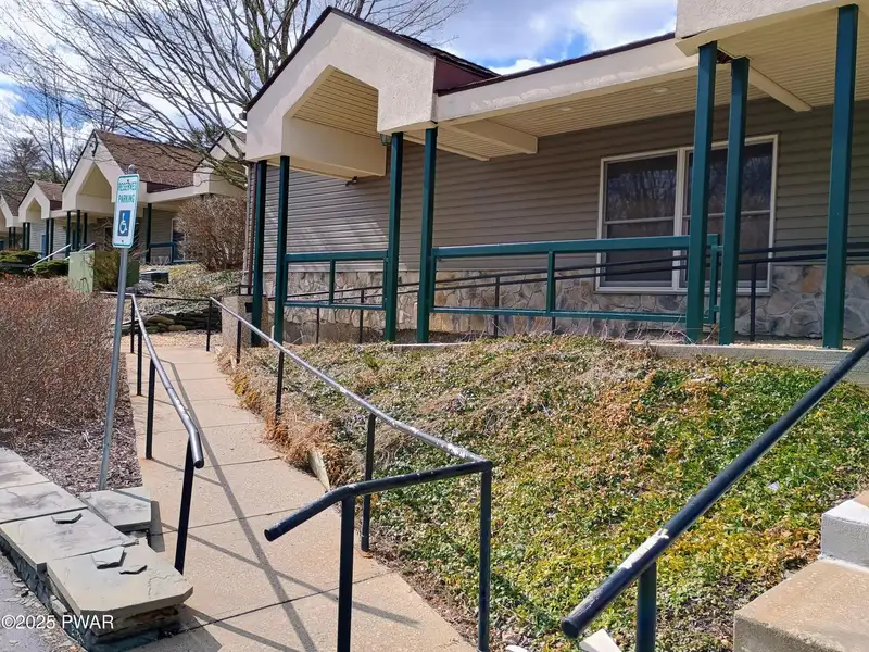 Prime 3,060 Sq Ft Office Space in Central Location Near I-84