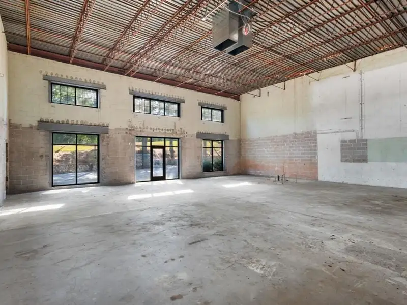 Industrial/flex Building in Prime Atlanta Location with Recent Upgrades and Parking Options