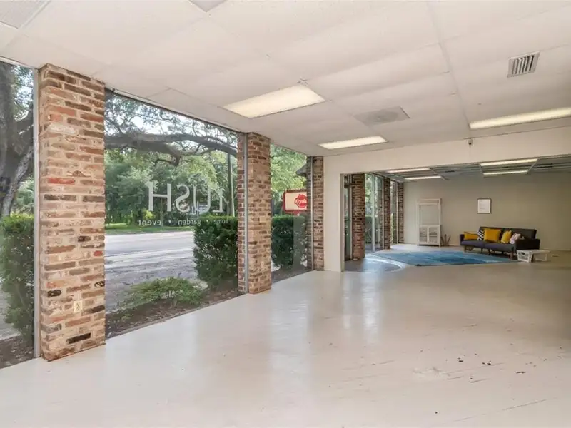 Prime Commercial Space with Dual Storefronts in Midtown, Mobile