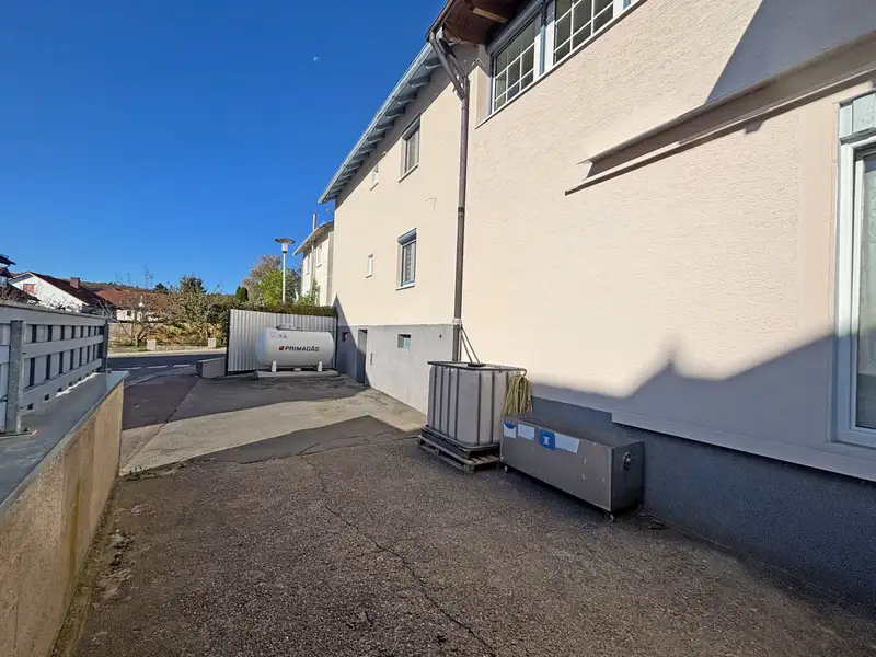 Modernized Detached House with Commercial Space in Family-friendly Location