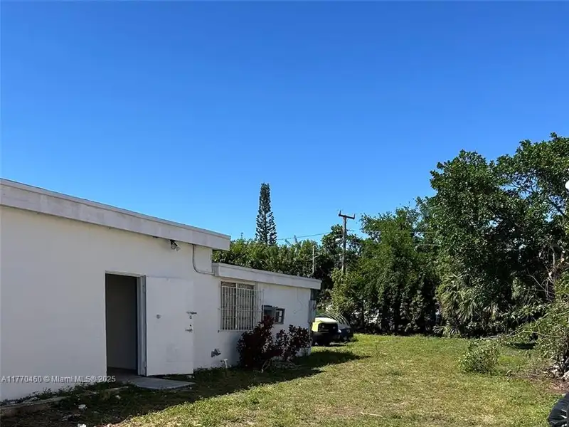 Free Standing Building for Rent in Hallandale Beach with New Roof and Large Lot