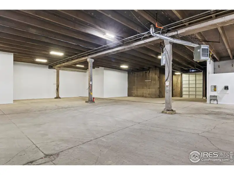 10,525 Sf Commercial Warehouse for Rent in Concrete Tilt-up Industrial Building