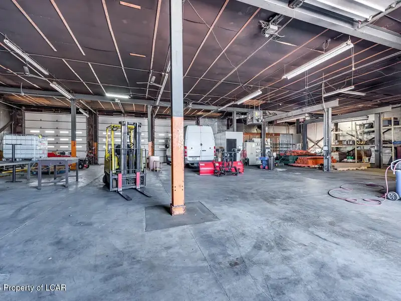 6000 Sq Ft Mechanical Garage with Overhead Doors in Prime Business Location