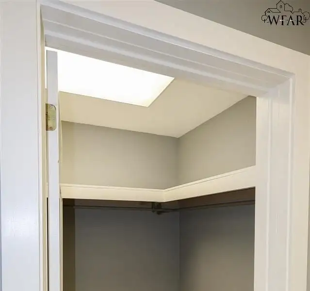 Commercial Property with Office, Living Quarters, and Warehouses in Wichita Falls Area