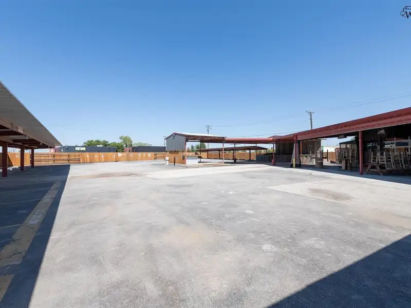 Prime Restaurant/bar on 1.24 Acres with Ample Parking and Outdoor Dining