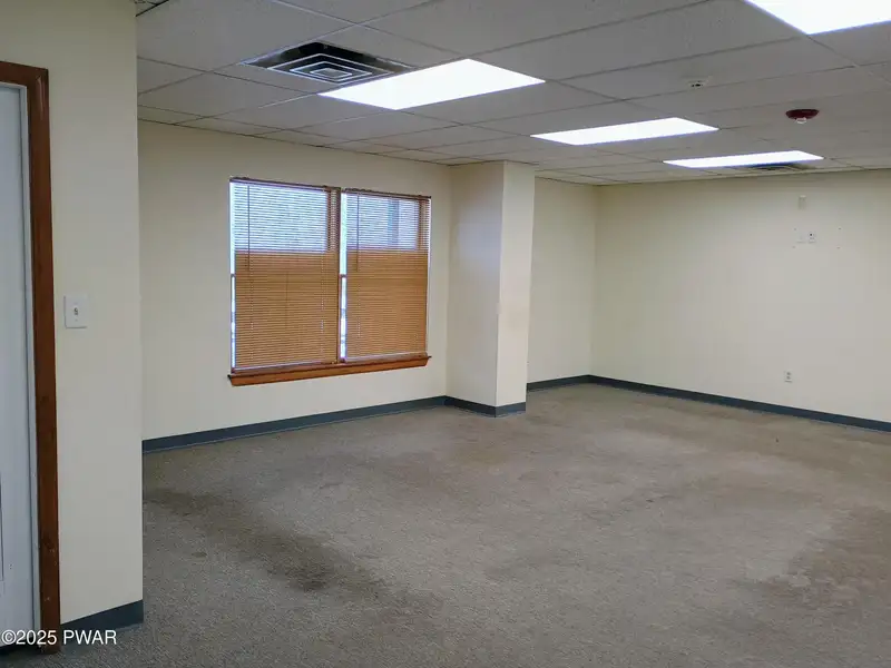 Prime 3,060 Sq Ft Office Space in Central Location Near I-84