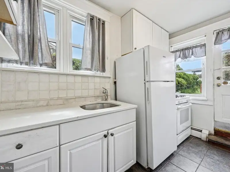 Versatile Commercial/residential Property in Clifton Heights with High Ceilings and Hardwood Floors