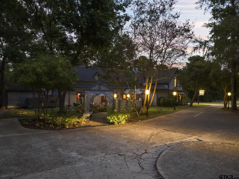 Historic Downtown Pittsburg Bed and Breakfast with 6 Ensuites and Unique Train Car Suite