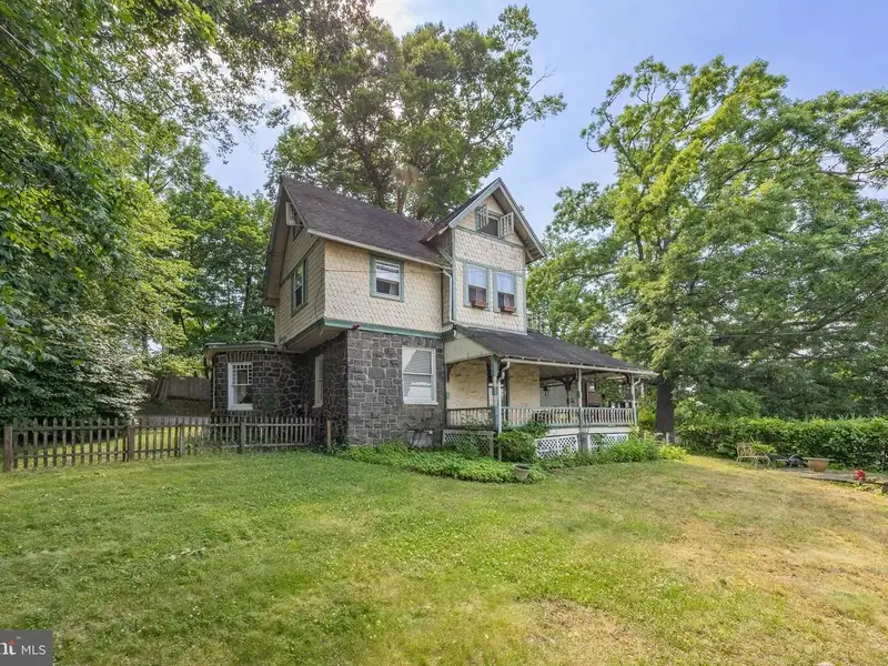Mixed-use Property in Wayne, Pa: Salon with 1-bedroom Apartment Above
