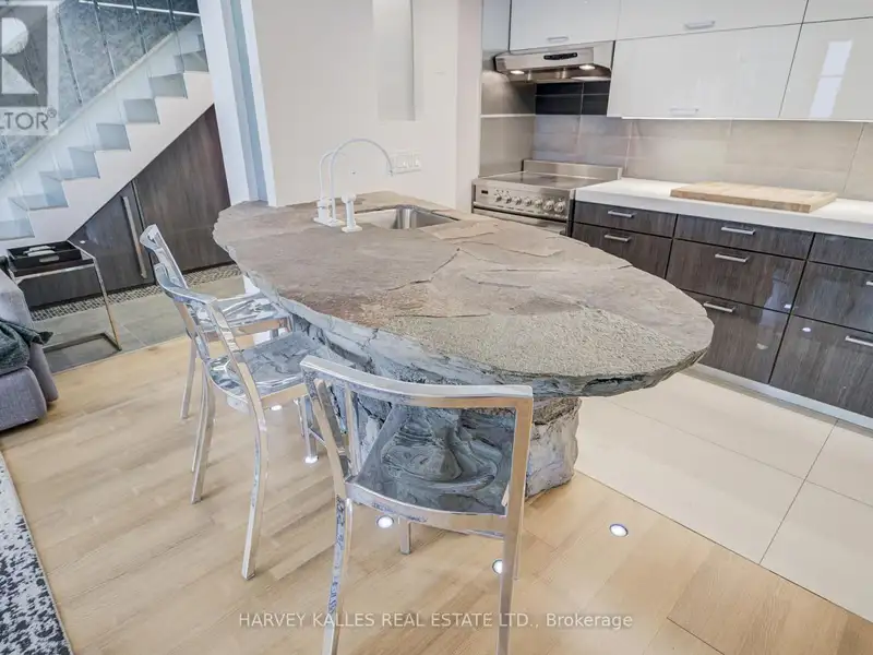 Executive Urban Townhome in King West with Private Entrance and Premium Amenities