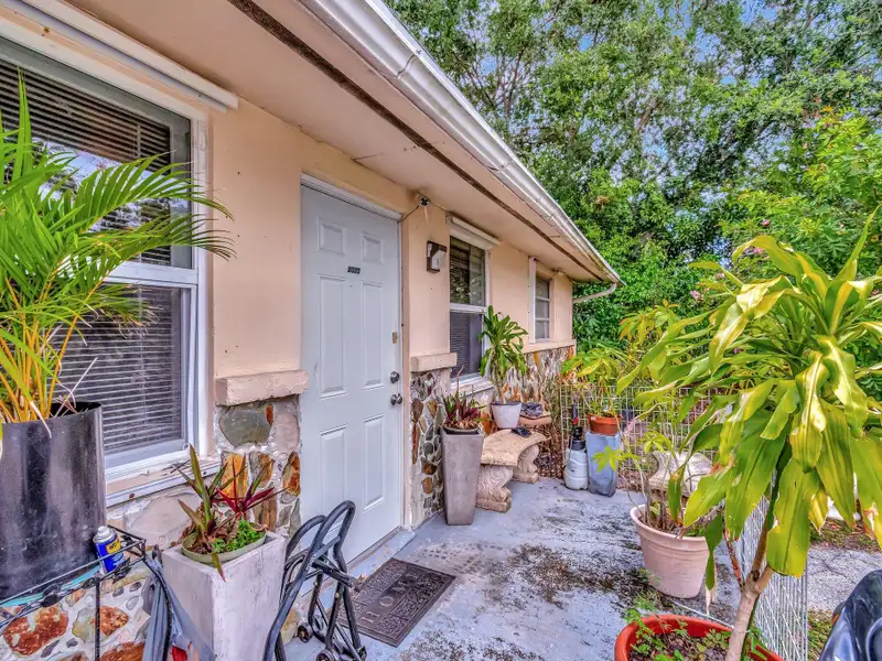 Well-maintained 6-unit Multifamily Property in South Florida with Value-add Potential